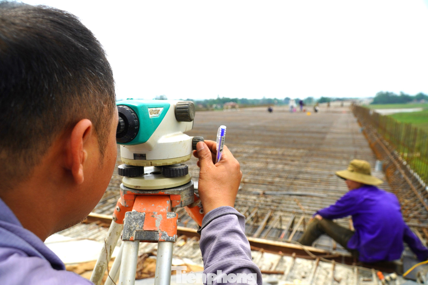 Kỹ sư Nguyễn Quang Trung, Công ty CP Tập đoàn Cienco 4 cho biết: Để đảm bảo tiến độ dự án nhưng cũng đảm bảo sức khỏe cho cán bộ, kỹ sư, công nhân, tập đoàn đã có những điều chỉnh về giờ giấc làm việc. Công nhân sẽ làm việc sớm hơn, sáng từ 6 - 10h, chiều từ 2h30 và có thể tăng ca đến 9h đêm, tuỳ vào thời tiết. Bên cạnh đó, tập đoàn cũng có thêm tiền nước để anh em bù thêm nước lúc làm việc.