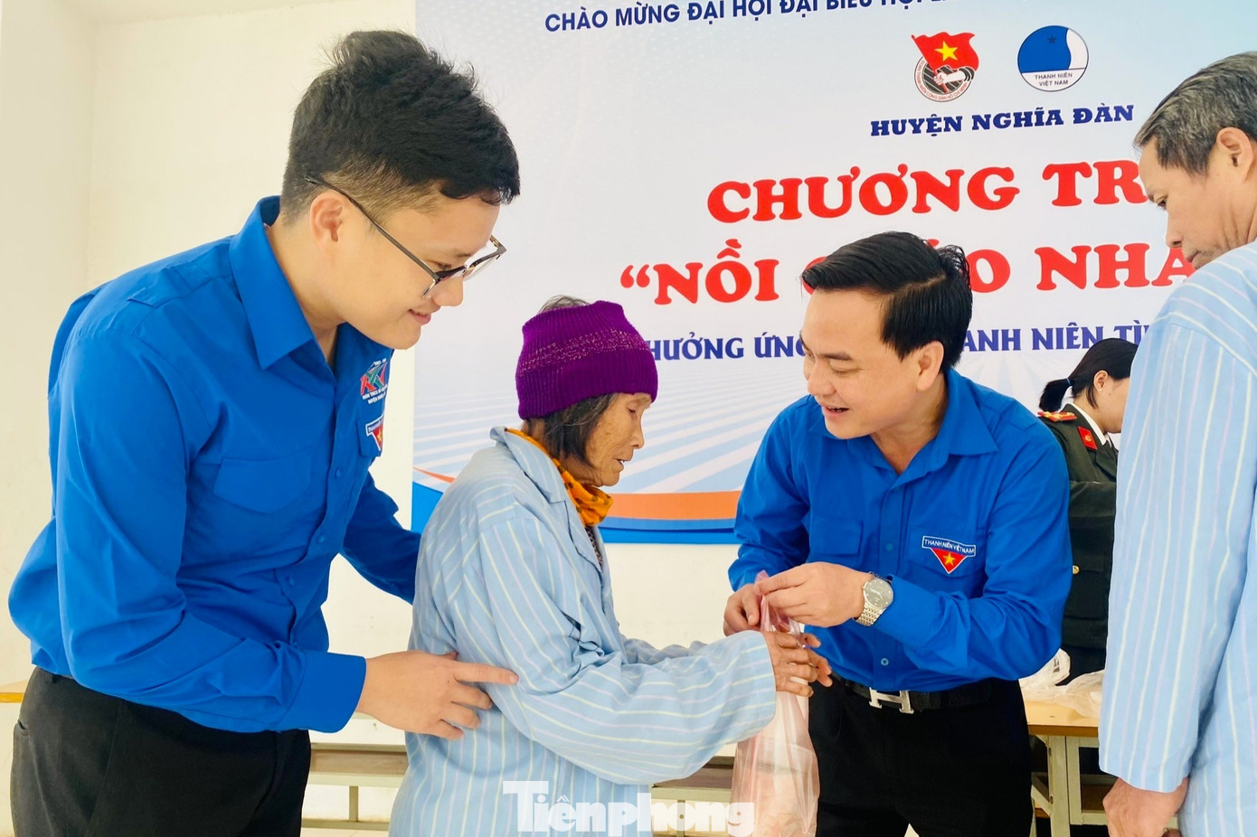 Nhận phần cháo nóng hổi, bà Nguyễn Thị Hằng (67 tuổi, trú xã Nghĩa Lộc, huyện Nghĩa Đàn) xúc động: “Bớt được một bữa ăn, gia đình tôi lại dành thêm được tiền mua thuốc cho con. Đi viện nhiều nên tài sản khánh kiệt, ai giúp bữa nào chúng tôi rất mừng, cảm thấy ấm lòng”.