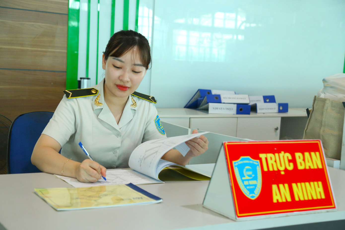 Bên trong nhà ga quốc nội sân bay Vinh, nhân viên an ninh vẫn túc trực. Chị Cao Phương Thảo, nhân viên an ninh soi chiếu của sân bay Vinh cho hay: “Những ngày này, chúng tôi vẫn trực 24/24 đảm bảo an ninh tại các vị trí của sân bay. Ngoài ra, nhân viên an ninh còn phải giám sát đơn vị thi công, đảm bảo cơ sở vật chất, máy móc thiết bị không bị mất mát, hư hỏng”. Bên trong nhà ga quốc nội sân bay Vinh, nhân viên an ninh vẫn túc trực. Chị Cao Phương Thảo, nhân viên an ninh soi chiếu của sân bay Vinh cho hay: “Những ngày này, chúng tôi vẫn trực 24/24 đảm bảo an ninh tại các vị trí của sân bay. Ngoài ra, nhân viên an ninh còn phải giám sát đơn vị thi công, đảm bảo cơ sở vật chất, máy móc thiết bị không bị mất mát, hư hỏng”.