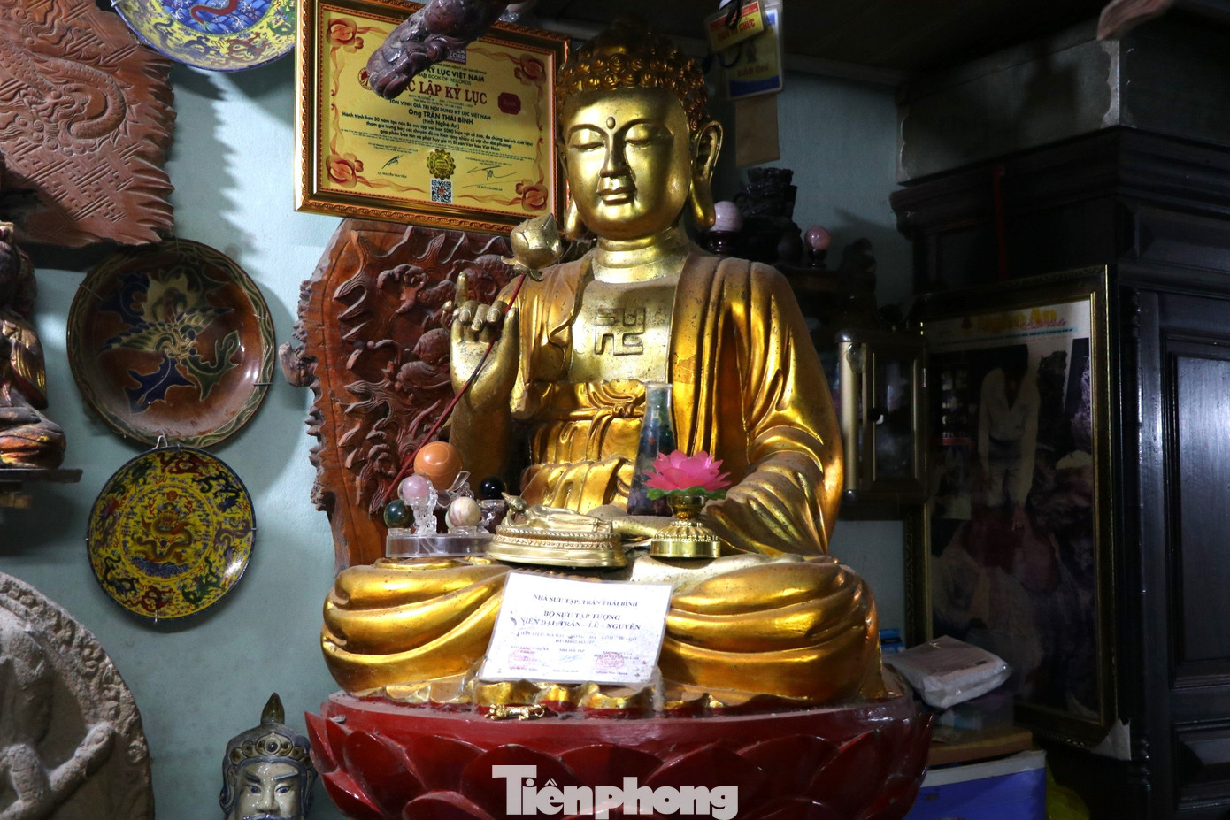 Hai bức tượng Phật A Di Đà, chất liệu gỗ, có niên đại khoảng 200 năm.