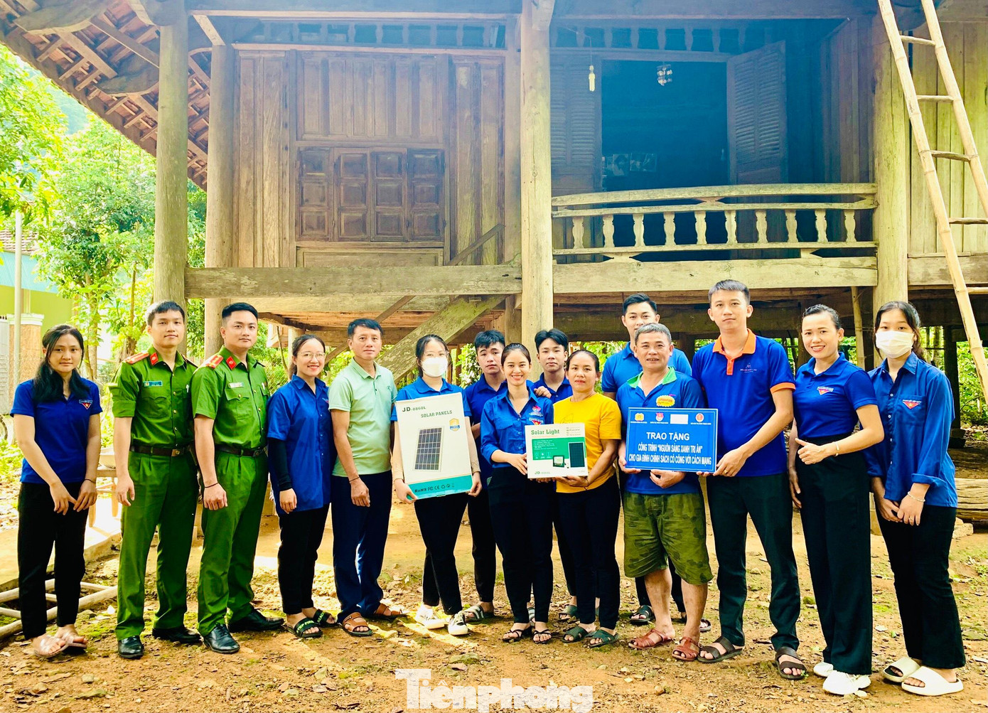 Chương trình “Nguồn sáng xanh tri ân” được triển khai tại 7 hộ gia đình chính sách, có công với cách mạng ở các bản Lau, Mác, Khe Chi, bản Phòng và khối Hoà Bắc (thị trấn Thạch Giám, huyện Tương Dương, Nghệ An). Theo đó, đoàn viên thanh niên sẽ tiến hành lắp đặt hệ thống đèn năng lượng mặt trời chiếu sáng sinh hoạt cho các hộ gia đình chính sách. Hoạt động ý nghĩa thu hút đoàn viên thanh niên đến từ các chi đoàn các khối, bản và chi đoàn Công an huyện Tương Dương tham gia. (Ảnh: TH)