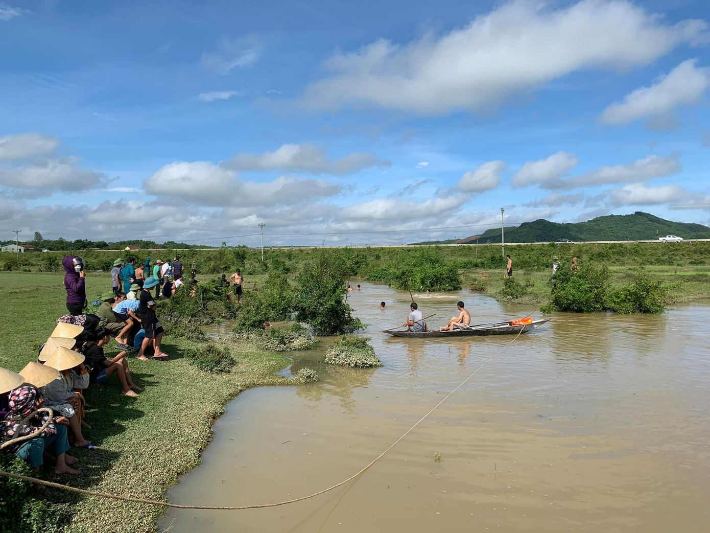 Rất đông người dân cùng lực lượng chức năng tìm kiếm nam sinh đuối nước