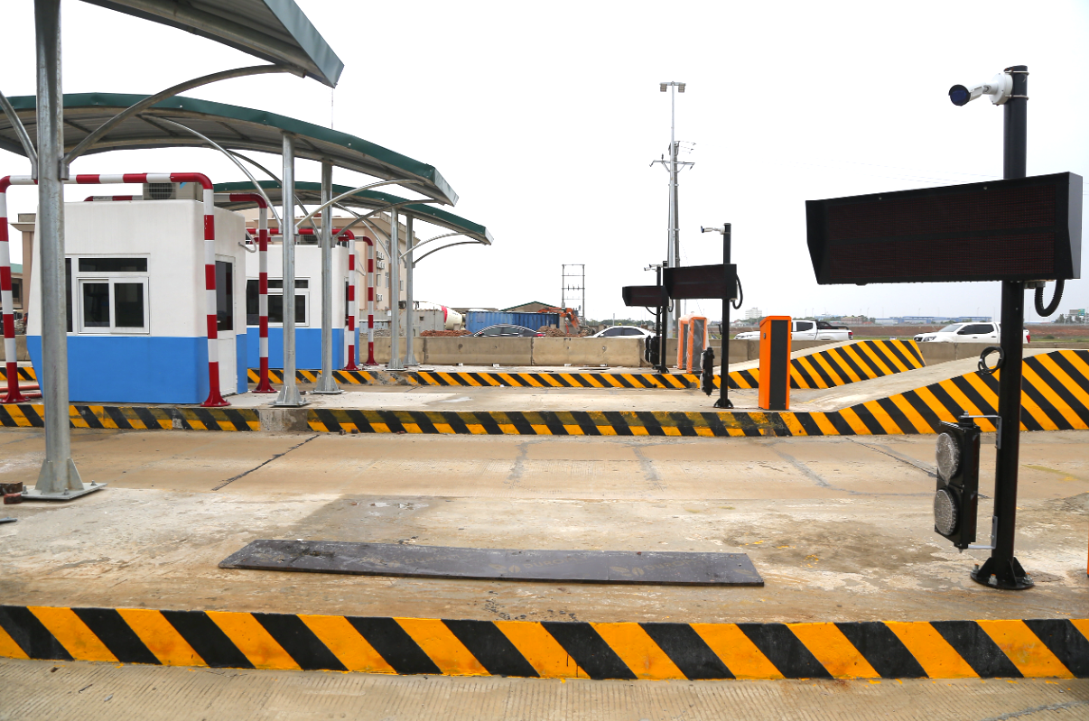 Các trạm thu phí đều sử dụng hệ thống thu phí điện tử không dừng tất cả các làn xe