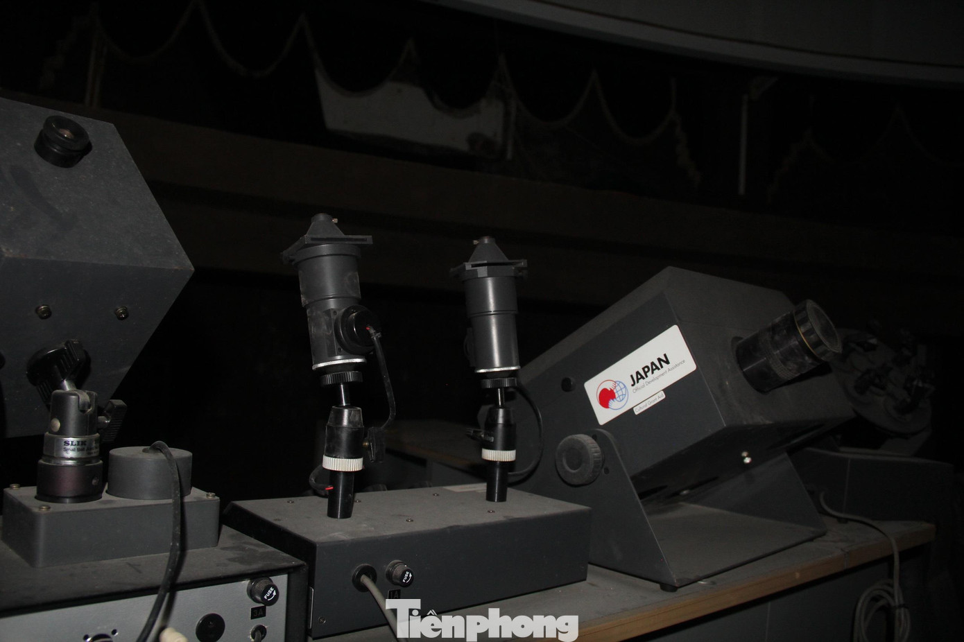 Do không hoạt động thường xuyên, thiếu kinh phí bảo dưỡng nên hệ thống ống kính của một số máy chiếu có dấu hiệu hư hỏng, bụi phủ kín.