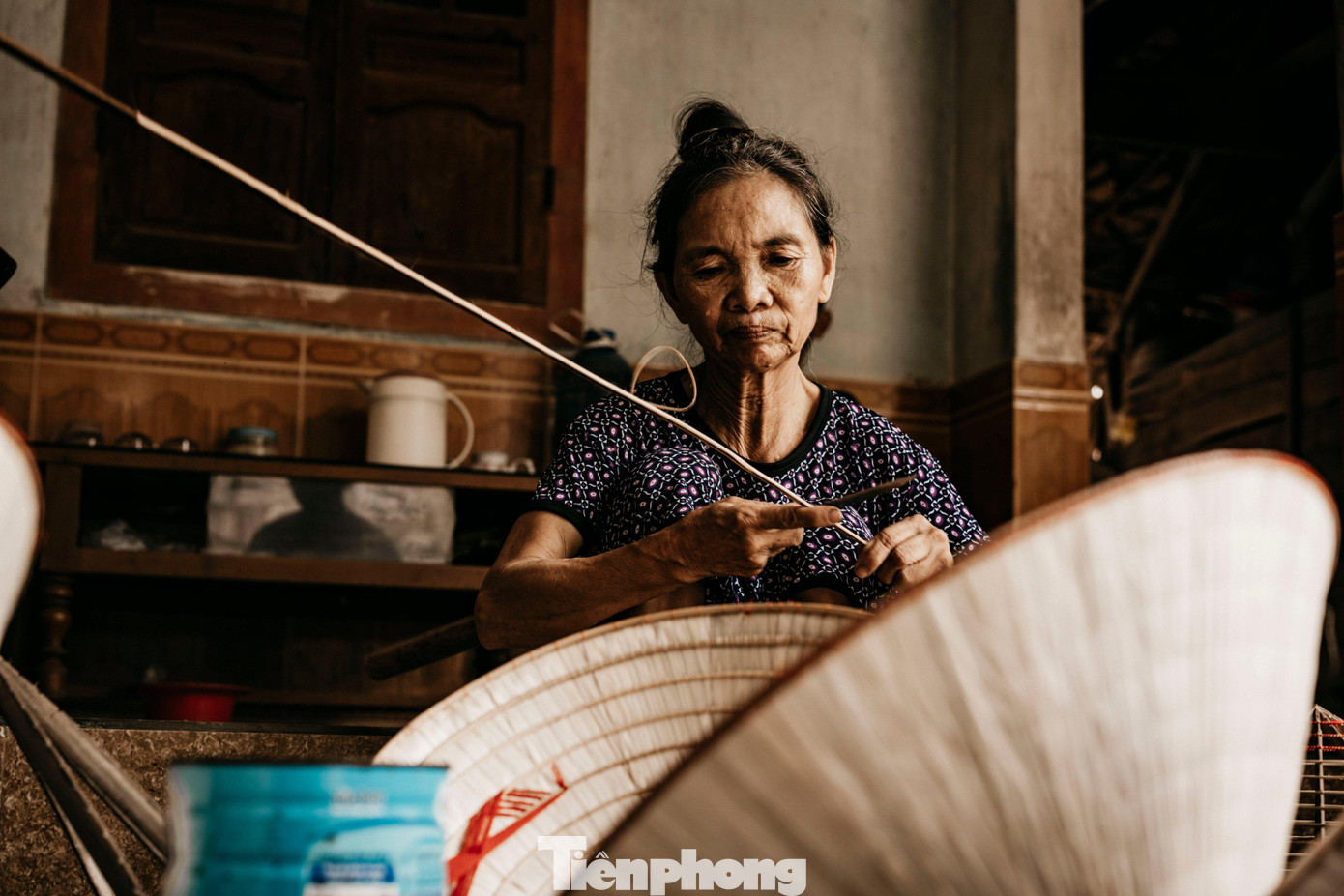 Thoạt trông, chiếc nón lá có vẻ đơn giản. Tuy nhiên để làm nên một chiếc nón đẹp, nhẹ, bền đòi hỏi sự khéo léo, tỉ mỉ từ khâu khai thác vật liệu, gia công lá nón, thiết kế khung, làm vành,…
