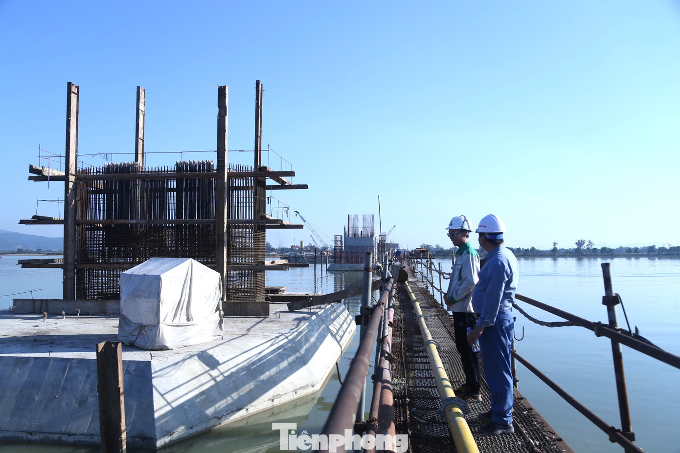 Tại cầu Hưng Đức (cầu dài nhất tuyến với hơn 4 km bắc qua sông Lam, nối liền huyện Hưng Nguyên, Nghệ An và huyện Đức Thọ của tỉnh Hà Tĩnh), không quản giá rét, các nhà thầu Đại Hiệp, Hòa Hiệp, Cienco4… cũng đang tốc lực đẩy nhanh tiến độ. Tại cầu Hưng Đức (cầu dài nhất tuyến với hơn 4 km bắc qua sông Lam, nối liền huyện Hưng Nguyên, Nghệ An và huyện Đức Thọ của tỉnh Hà Tĩnh), không quản giá rét, các nhà thầu Đại Hiệp, Hòa Hiệp, Cienco4… cũng đang tốc lực đẩy nhanh tiến độ.