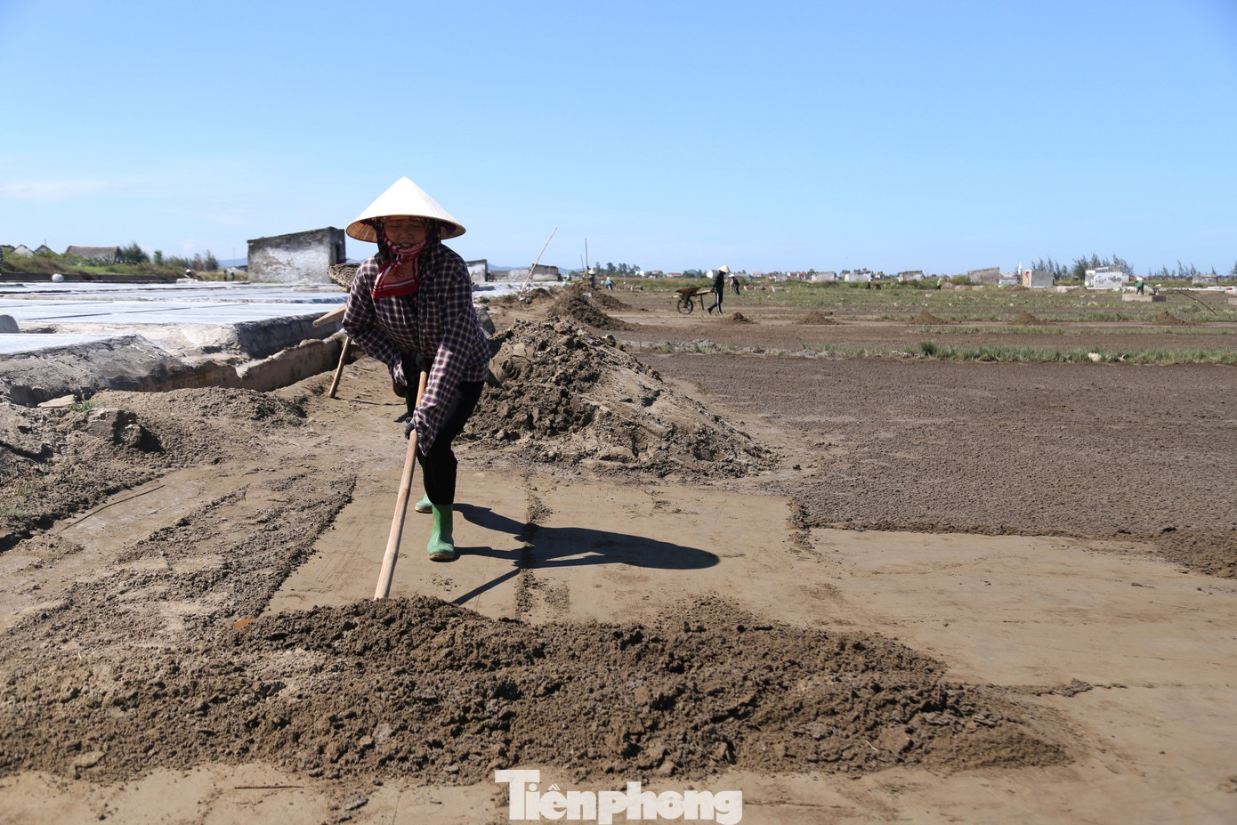 Để làm ra được một mẻ muối phải trải qua nhiều công đoạn. Bắt đầu từ việc chuẩn bị ruộng, đầm đất, lấy nước mặn vào ruộng, phơi cát, ngâm cát, đến lắng lọc nước rồi múc đưa lên ô nại phơi. Đến chiều, nước biển bốc hơi để lại những hạt muối tinh khiết trên nền bê tông, người dân sẽ dùng các dụng cụ tự chế để thu hoạch muối rồi chở về nhà kho.