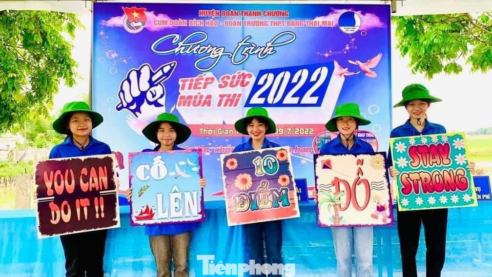 Các bạn trẻ luôn nghĩ ra nhiều cách để động viên tinh thần thí sinh