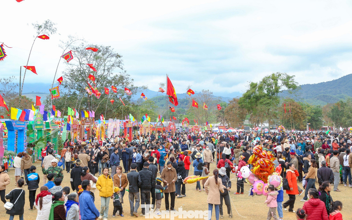Lễ hội Hang Bua năm 2024 diễn ra từ 29/2-2/3 tại bản Bua, xã Châu Tiến, huyện Quỳ Châu, Nghệ An với các hoạt động tâm linh, văn hóa, văn nghệ mang bản sắc của cộng đồng người Thái ở huyện Quỳ Châu, thu hút hàng vạn du khách gần xa.