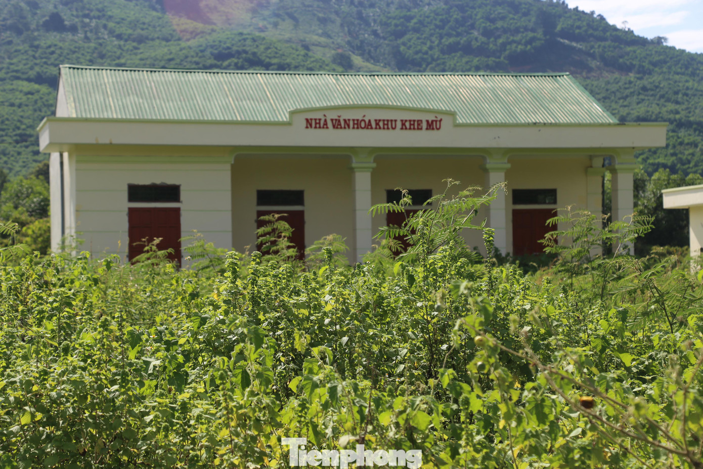 Ghi nhận tại khu tái định cư Khe Mừ, một số hạng mục đã được xây dựng như đường giao thông, đường điện, nhà văn hóa, phần đất ở đã được đóng cọc phân định ranh giới. Tuy nhiên, sau gần 12 năm triển khai, dự án bị bỏ hoang, phơi nắng mưa.