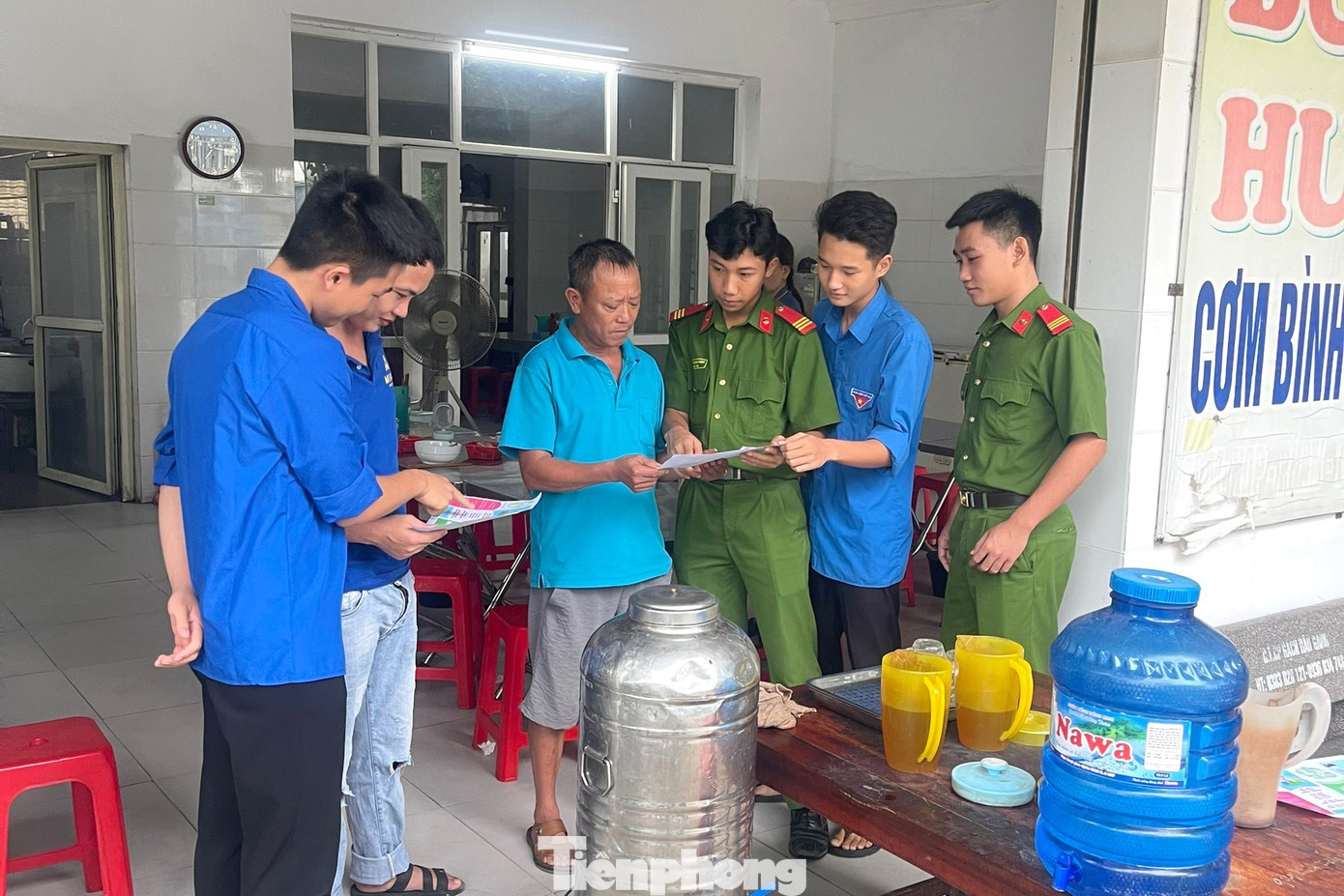 Hơn 1.000 đoàn viên thanh niên Công an tỉnh Nghệ An đã ra quân trong ngày cao điểm chiến sĩ tình nguyện vì đô thị văn minh và hỗ trợ người dân thực hiện dịch vụ công trực tuyến, giải quyết thủ tục hành chính. Trong ảnh, lực lượng Công an, đoàn viên thanh niên phát tờ rơi phân loại rác, bảo vệ môi trường cho người dân.