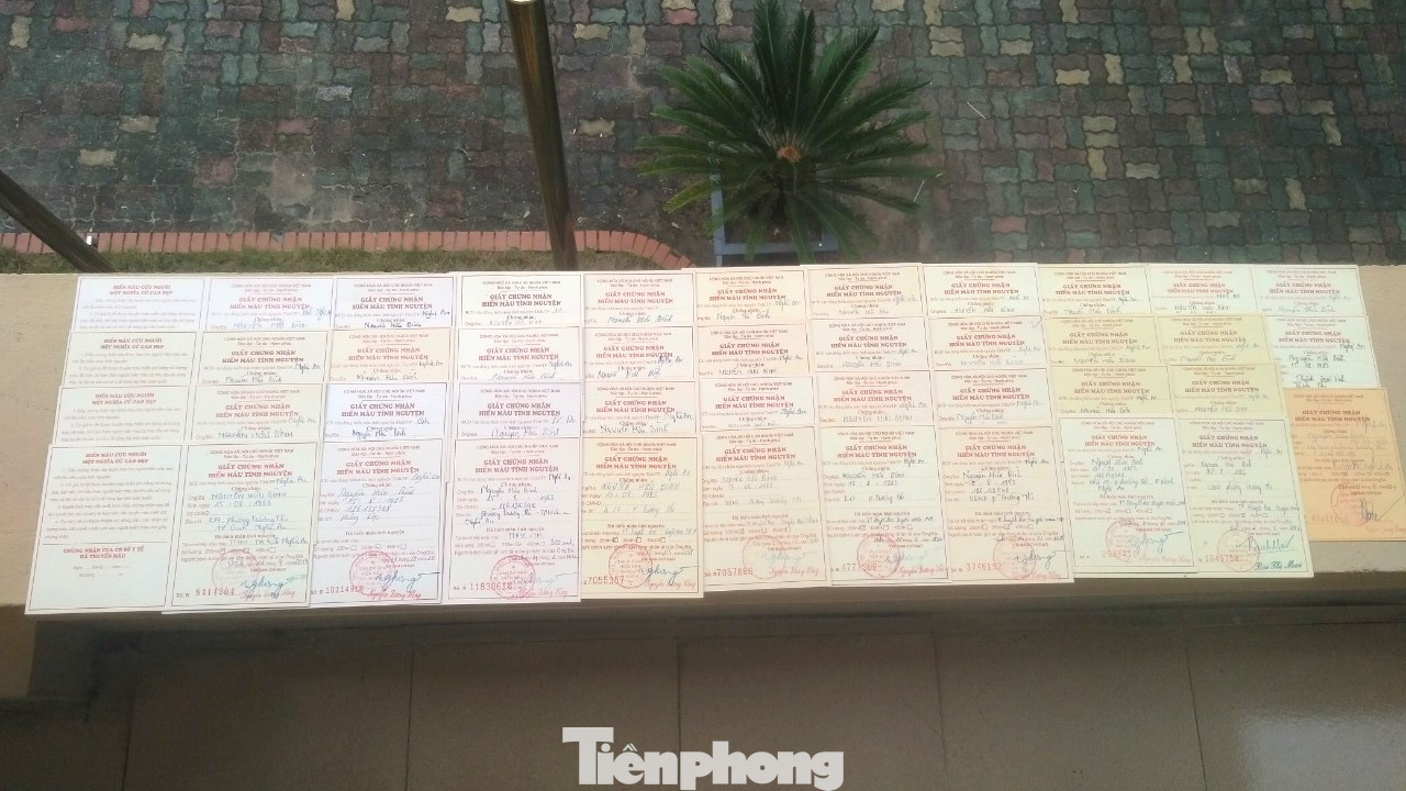 Những tấm giấy chứng nhận hiến máu tình nguyện được anh Bình cất giữ cẩn thận