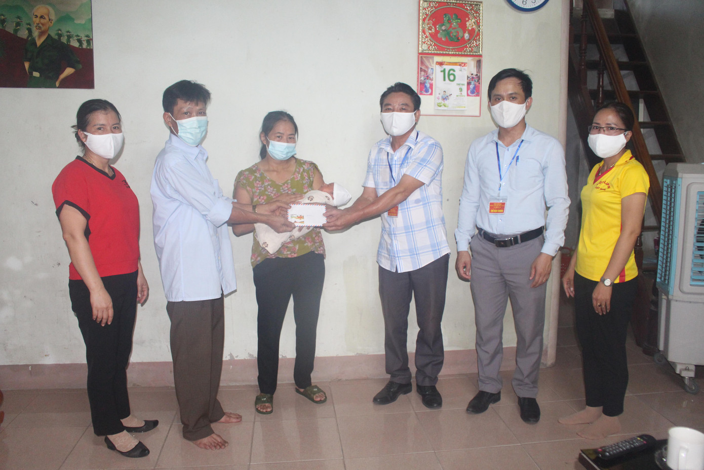 Bạn đọc báo Tiền Phong hỗ trợ gia đình nhận nuôi cháu bé.