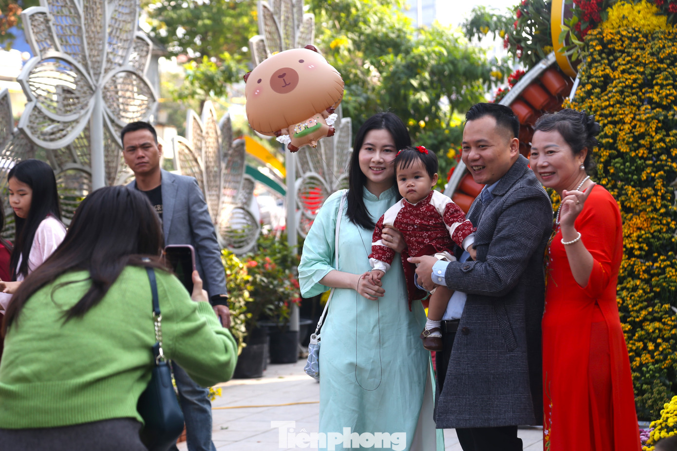 Con đường rực rỡ sắc hoa gây ấn tượng mạnh, thu hút đông người dân đến chụp ảnh, lưu giữ khoảnh khắc đẹp. Con đường rực rỡ sắc hoa gây ấn tượng mạnh, thu hút đông người dân đến chụp ảnh, lưu giữ khoảnh khắc đẹp.