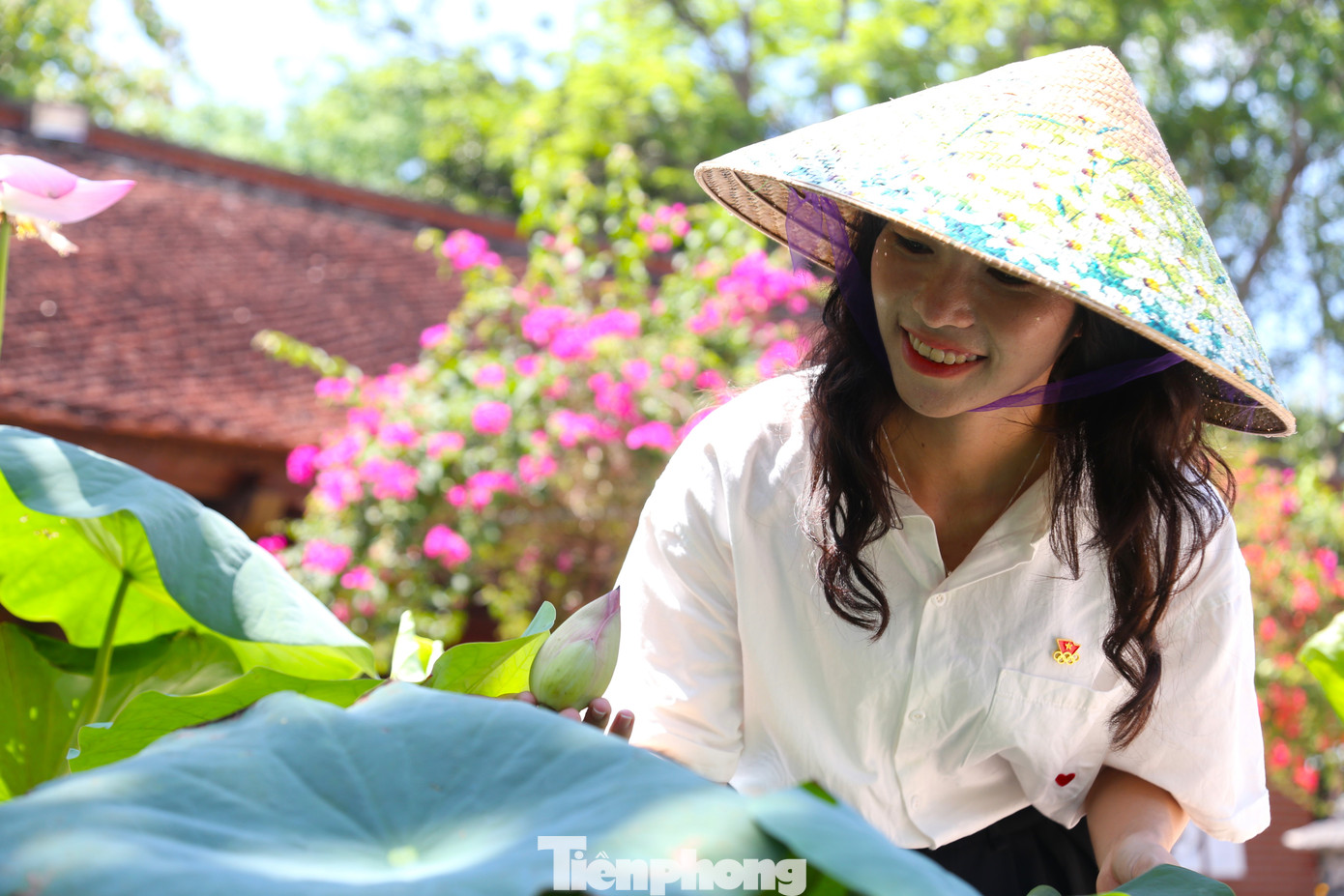 Du khách lưu giữ khoảnh khắc đẹp bên hoa sen ở quê Bác.