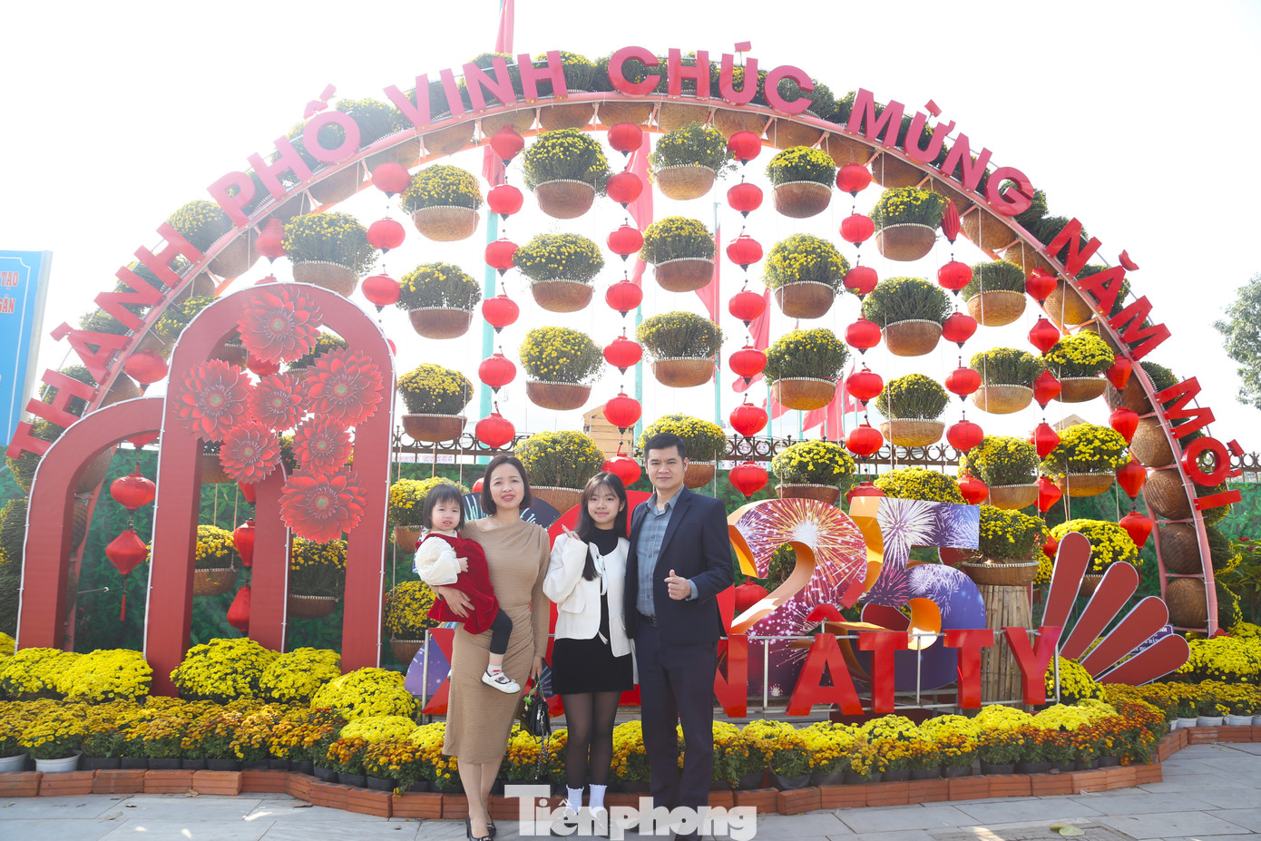 Với không gian ngập tràn hoa, các tiểu cảnh trang trí rực rỡ sắc màu, con đường hoa xuân ở thành Vinh đã thu hút đông đảo người dân check-in ngày Tết. Với không gian ngập tràn hoa, các tiểu cảnh trang trí rực rỡ sắc màu, con đường hoa xuân ở thành Vinh đã thu hút đông đảo người dân check-in ngày Tết.