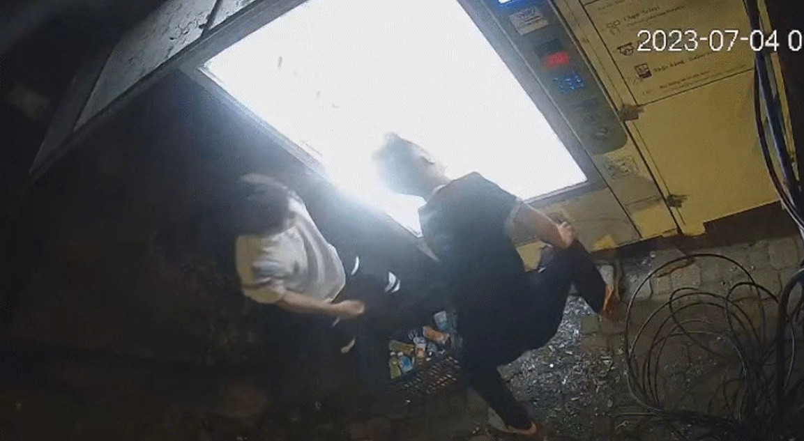 Hai thanh niên trộm nước giải khát sau khi đập vỡ kính máy bán hàng tự động Hai thanh niên trộm nước giải khát sau khi đập vỡ kính máy bán hàng tự động