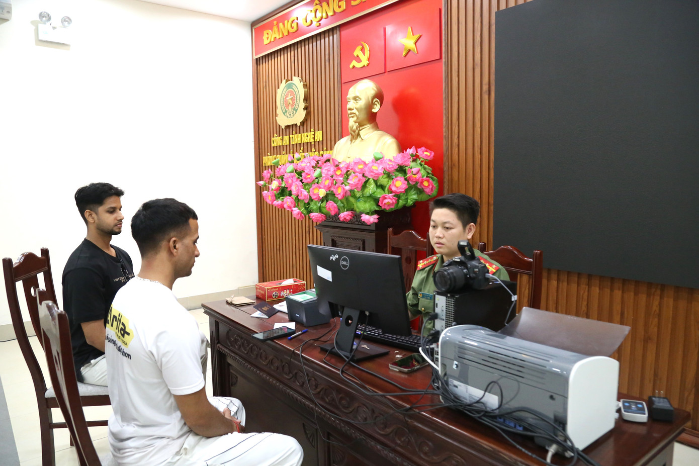 Ghi nhận của Phóng viên ngày 4/7 tại Phòng Quản lý xuất nhập cảnh Công an tỉnh Nghệ An, rất đông người dân đến làm các thủ tục hành chính, trong đó có nhiều người nước ngoài cư trú trên địa bàn tỉnh đến làm thủ tục cấp tài khoản định danh điện tử VNeID mức độ 2. Tại đây, người nước ngoài được cán bộ công an tiếp đón chu đáo, nhiệt tình.