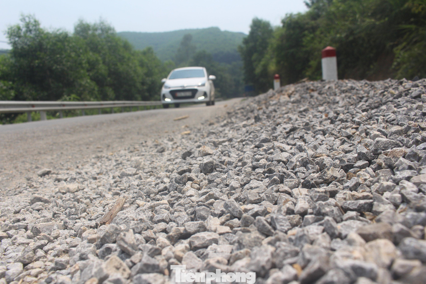 “Khi tuyến đường được sửa chữa, nâng cấp, chúng tôi rất phấn khởi. Thế nhưng chưa kịp vui mừng thì mặt đường liên tục lại xuất hiện các điểm sụt lún, hư hỏng, bong tróc nham nhở. Giờ mỗi lần di chuyển qua tuyến đường này chúng tôi rất lo sợ”, một người dân trú xã Kim Thành cho hay.