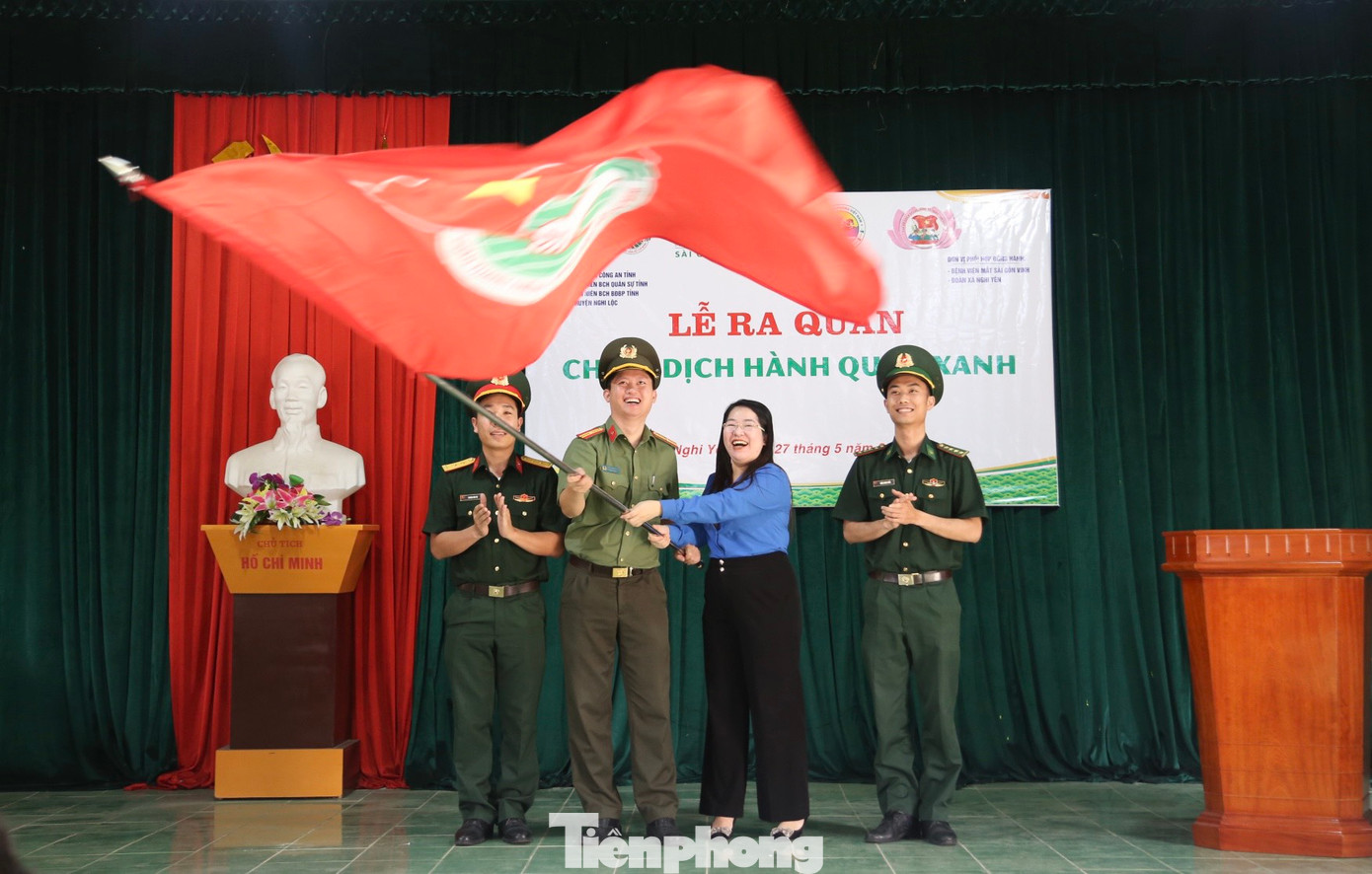 Tại xã Nghi Yên, huyện Nghi Lộc, Ban thường vụ Tỉnh Đoàn chỉ đạo tổ chức lễ ra quân chiến dịch Hành quân xanh năm 2023. Với phương châm “gần dân, sát dân, về với nhân dân, đồng hành cùng nhân dân, kính trọng, lễ phép với nhân dân”, những năm qua, tuổi trẻ lực lượng vũ trang tỉnh Nghệ An đã xây dựng hơn 10.000 ngôi nhà tình nghĩa, trường học, sân chơi cho thanh thiếu nhi. Trao tặng gần 1 triệu suất quà cho đồng bào có hoàn cảnh khó khăn trên địa bàn tỉnh. Ảnh: TH