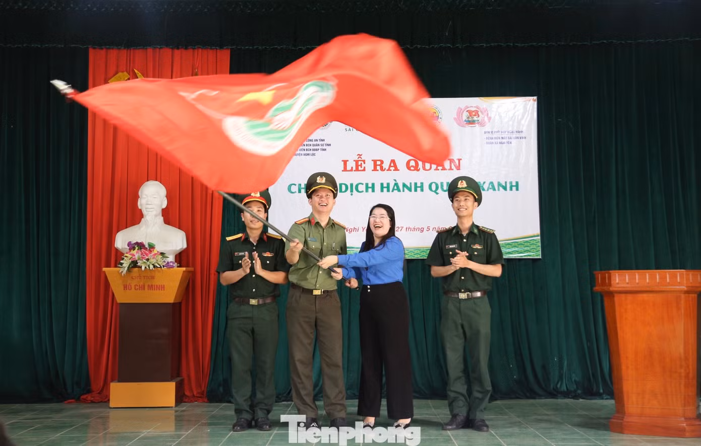 Tại xã Nghi Yên, huyện Nghi Lộc, Ban thường vụ Tỉnh Đoàn chỉ đạo tổ chức lễ ra quân chiến dịch Hành quân xanh năm 2023. Với phương châm “gần dân, sát dân, về với nhân dân, đồng hành cùng nhân dân, kính trọng, lễ phép với nhân dân”, những năm qua, tuổi trẻ lực lượng vũ trang tỉnh Nghệ An đã xây dựng hơn 10.000 ngôi nhà tình nghĩa, trường học, sân chơi cho thanh thiếu nhi. Trao tặng gần 1 triệu suất quà cho đồng bào có hoàn cảnh khó khăn trên địa bàn tỉnh. Ảnh: TH