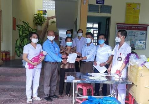 Lãnh đạo thị trấn Cầu Giát bàn giao bé gái bị bỏ rơi cho gia đình có nguyện vọng nhận nuôi.