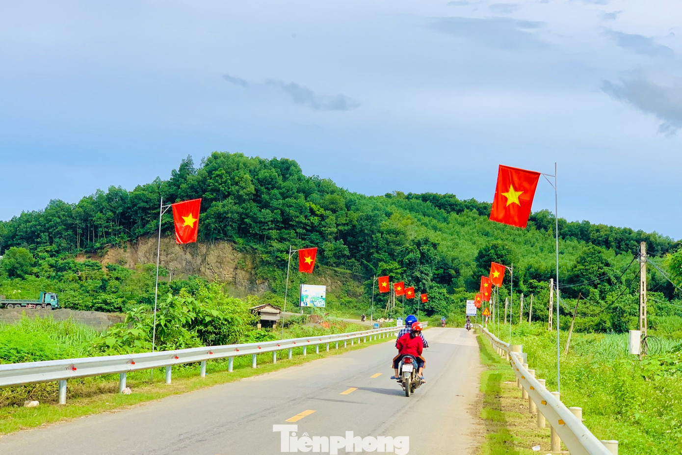 Con đường làng rợp cờ đỏ sao vàng