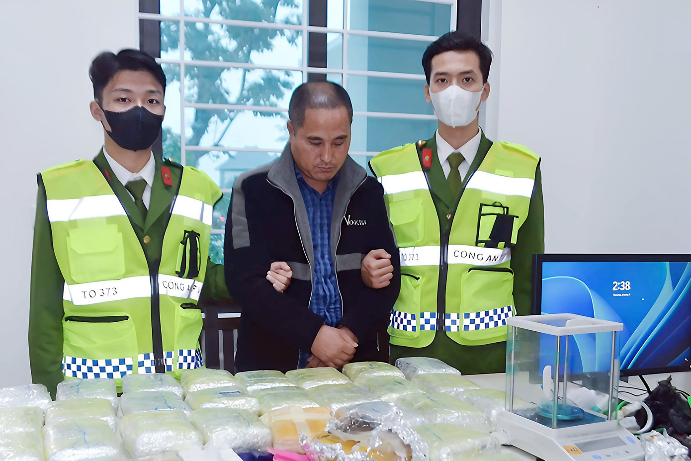 Mùa Bá Vừ tại cơ quan công an cùng tang vật