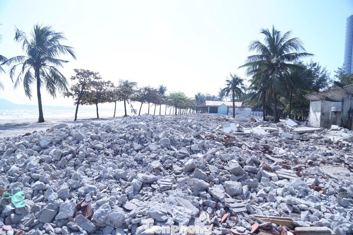 Ông Hoàng Văn Phúc, Phó chủ tịch UBND thị xã Cửa Lò cho biết: “Hiện các ki ốt dọc bãi biển đã và đang được tháo dỡ và bàn giao cho thị xã trước ngày 30/10. Riêng nhà nghỉ dưỡng Bộ Công an, thị xã đã có văn bản làm việc với công an tỉnh. Sau khi phê duyệt quy hoạch xong sẽ tiến hành tháo dỡ và sẽ làm xong trong năm 2022”.