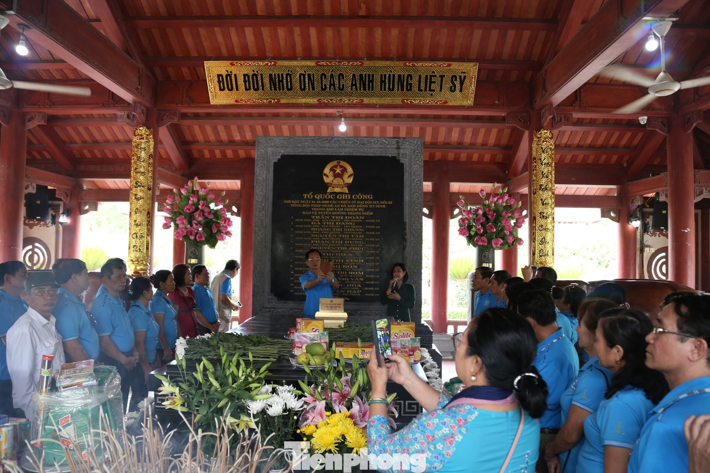 Du khách xúc động khi nghe những lời thuyết minh tái hiện lại cuộc chiến tranh ác liệt và sự hy sinh anh dũng của những anh hùng liệt sĩ bám đường cho xe qua tuyến đường huyết mạch.