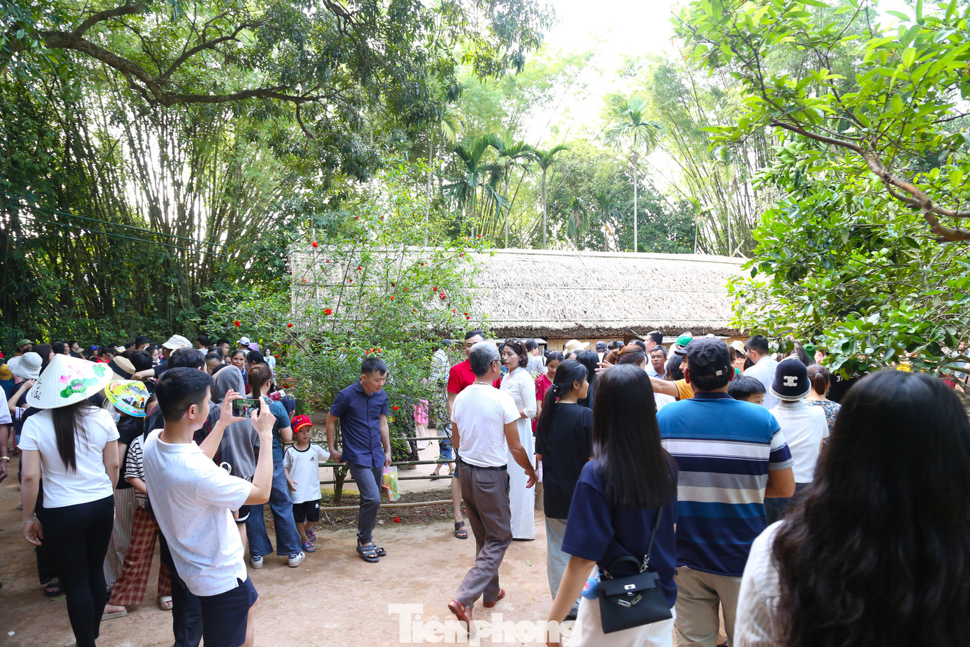 Theo Ban quản lý Khu di tích quốc gia đặc biệt Kim Liên, dịp kỷ niệm 135 năm ngày sinh Chủ tịch Hồ Chí Minh, mỗi ngày, khu di tích đón trên dưới 2 vạn du khách đến tham quan, dâng hoa, dâng hương tưởng niệm Chủ tịch Hồ Chí Minh. Lượng du khách đến tham quan đông, Khu di tích đã huy động 100% quân số, cán bộ, công nhân viên trực, đảm bảo phục vụ khách tham quan tốt nhất.