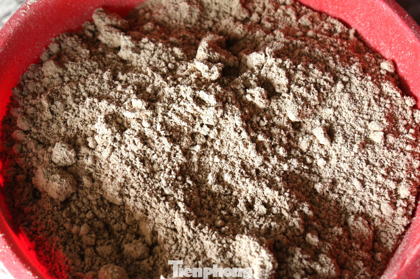 Bột hương được trộn đều và cho vào máy để làm hương