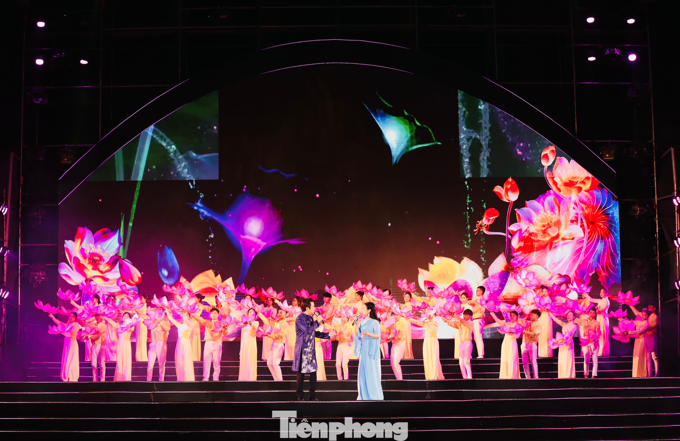 Chương trình có sự tham gia biểu diễn của hàng trăm nghệ sĩ, diễn viên. Chương trình có sự tham gia biểu diễn của hàng trăm nghệ sĩ, diễn viên.