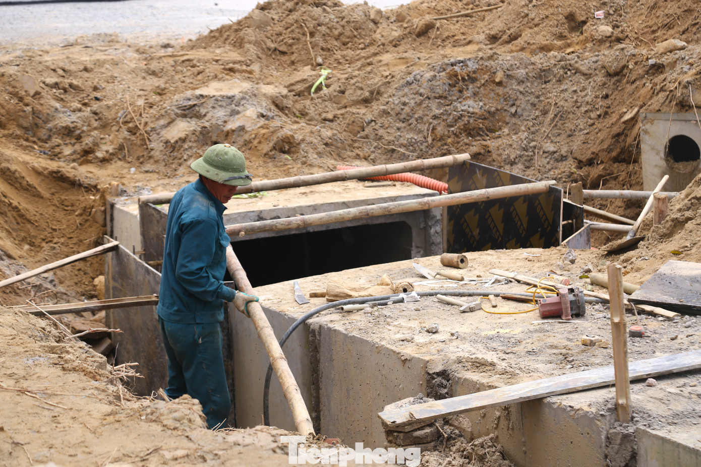 Phần vỉa hè phía đông đường Lê Nin, từ nút giao đường Nguyễn Sỹ Sách đến nút giao đường Duy Tân đang được triển khai. Đây là khu vực tập trung nhiều đơn vị kinh doanh, dịch vụ và đã được quy hoạch bán hoa Tết. Việc đào xới, tập trung máy móc, nhân lực thi công khiến hoạt động kinh doanh, buôn bán của người dân ít nhiều bị ảnh hưởng.