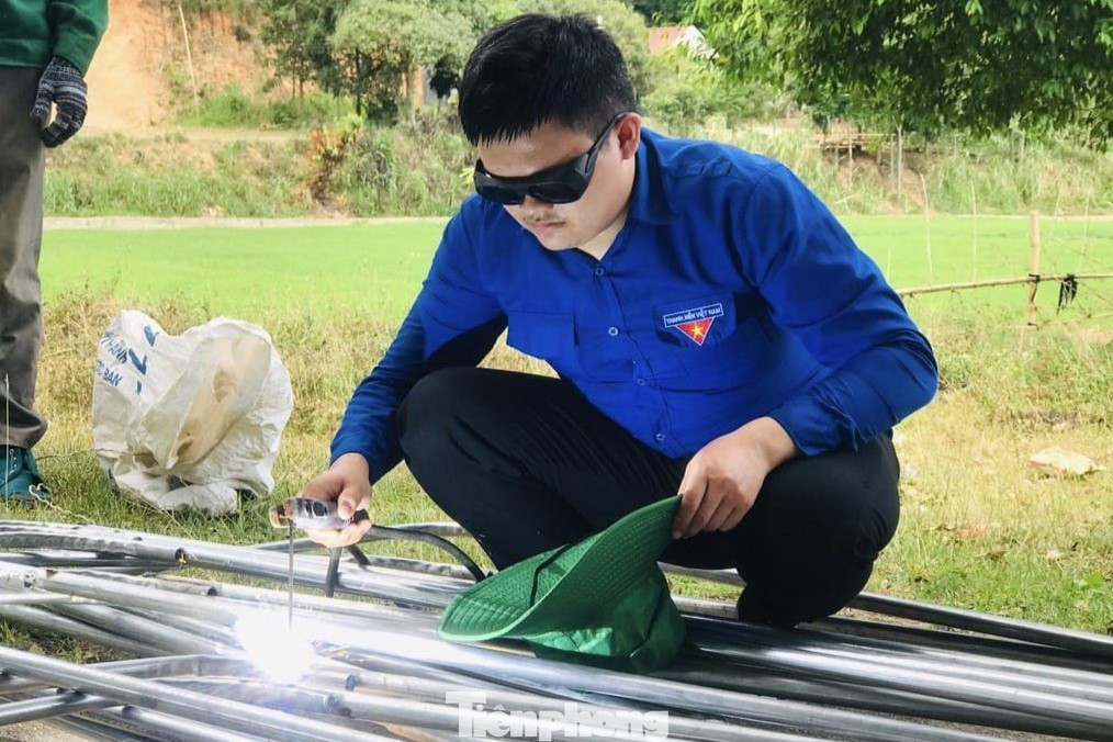 Công đoạn hàn các cột cờ