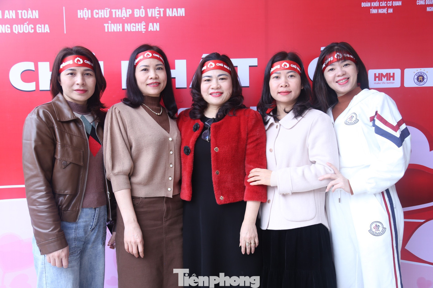 Nhóm giáo viên Trường THCS Hà Huy Tập, TP. Vinh tham dự hiến máu. Cô Phạm Thị Vân, Chủ tịch Công đoàn Trường THCS Hà Huy Tập cho biết, thực hiện chủ trương phát động phong trào hiến máu tình nguyện của tỉnh, ngành giáo dục, dịp này, trường có 10 giáo viên xung phong tham gia hiến máu. “Công tác hiến máu là hoạt động nhân đạo có ý nghĩa. Bản thân tôi năm nào cũng tham gia, có năm hai lần hiến máu”, cô Vân nói.