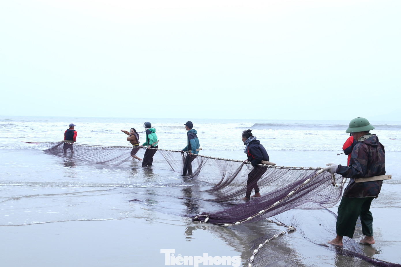 Theo ông Hùng, kéo rùng cần phải có sức khỏe, kiên trì, kết hợp sức mạnh của cả tập thể. Nếu như lệch nhịp sẽ rất khó khăn, vì vậy người trước nhìn người sau cùng lùi đều về phía sau. Theo ông Hùng, kéo rùng cần phải có sức khỏe, kiên trì, kết hợp sức mạnh của cả tập thể. Nếu như lệch nhịp sẽ rất khó khăn, vì vậy người trước nhìn người sau cùng lùi đều về phía sau.