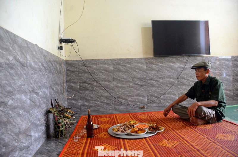 Ông Lô Văn Đức làm mâm cơm cho ông bà tổ tiên dịp lễ Làu Khà. Ông Lô Văn Đức làm mâm cơm cho ông bà tổ tiên dịp lễ Làu Khà.