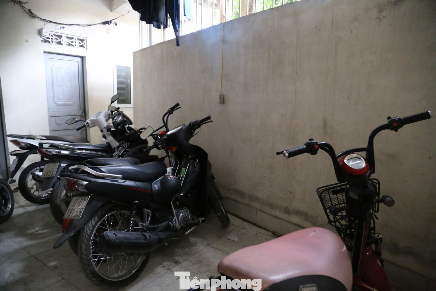 Điều đáng nói, ngoài các tầng để ở (từ tầng 2 trở lên), tại một số chung cư mini, nhà cho thuê cao tầng sử dụng tầng 1 làm nơi để xe, cũng là vị trí cắm sạc xe máy, xe đạp điện, nơi tập kết nhiều vật dụng dễ cháy.