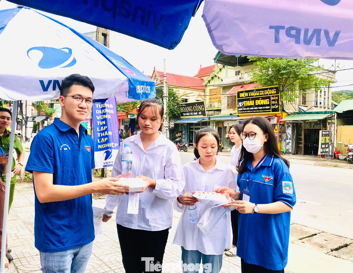 Thí sinh vừa rời phòng thi được nhận ngay những suất cơm nóng hổi