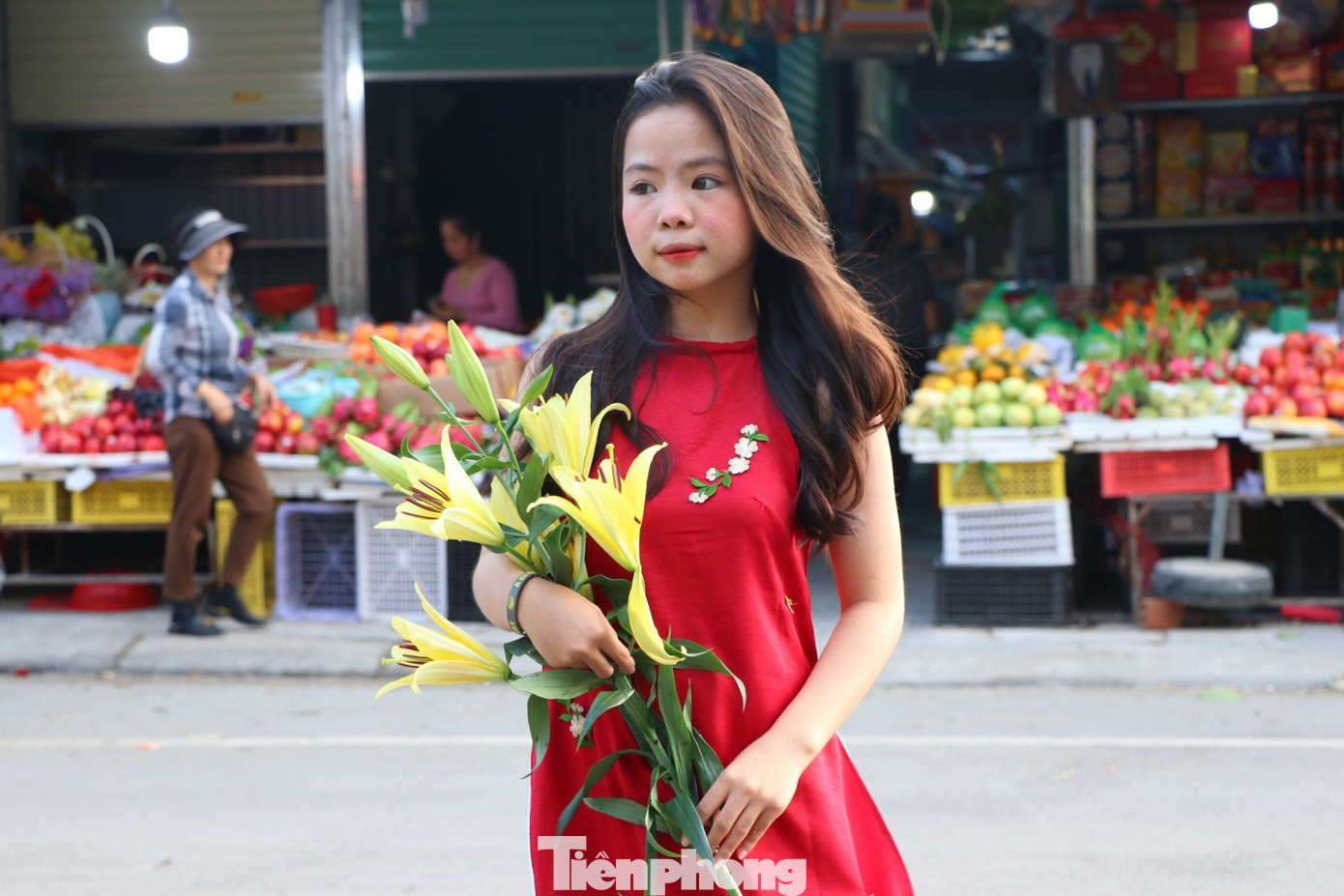 Ôm cành hoa lay ơn, cành đào hay tầm xuân tạo dáng.