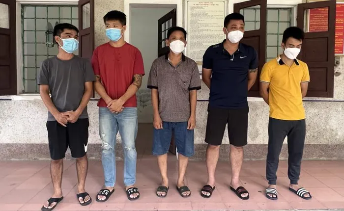 Đặng Hùng Dũng (áo vàng) cùng các đồng phạm