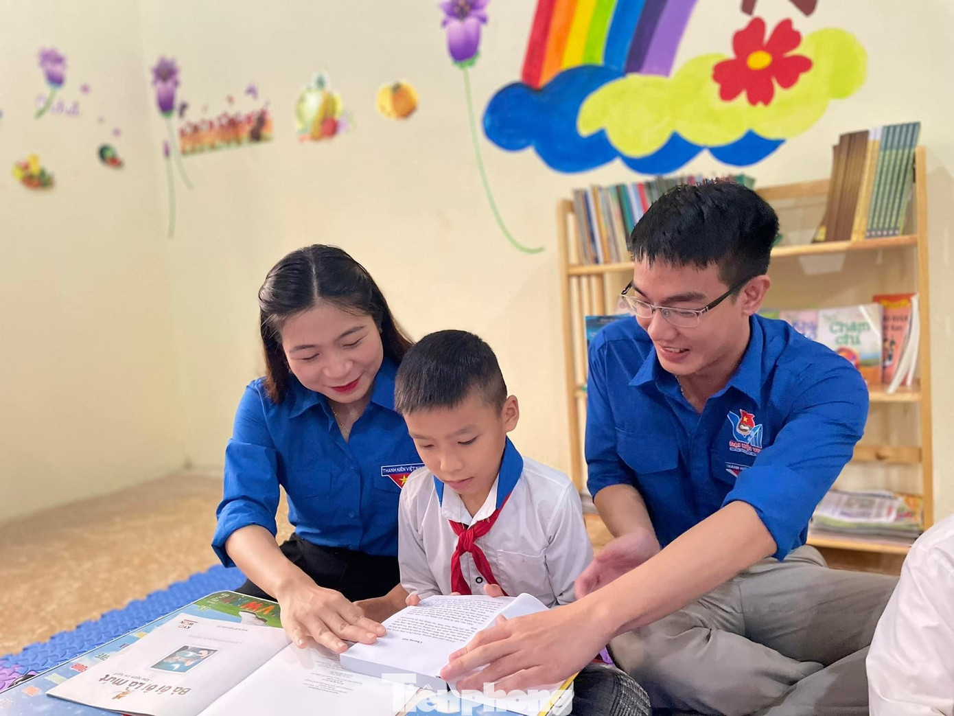 Nhằm triển khai các hoạt động đồng hành, chăm lo và hỗ trợ cho học sinh là con em có hoàn cảnh khó khăn, chịu ảnh hưởng bởi dịch COVID-19, T.Ư Đoàn đã trao 3 suất học bổng của chương trình “Bền bỉ Việt Nam” cho 3 em học sinh: Trương Thị Yến - Trường Tiểu học Hạ Sơn, Bạch Thị Quỳnh Trang - Trường THCS Minh Hợp và em Lô Minh Quyên - Trường THCS thị trấn Quỳ Hợp.