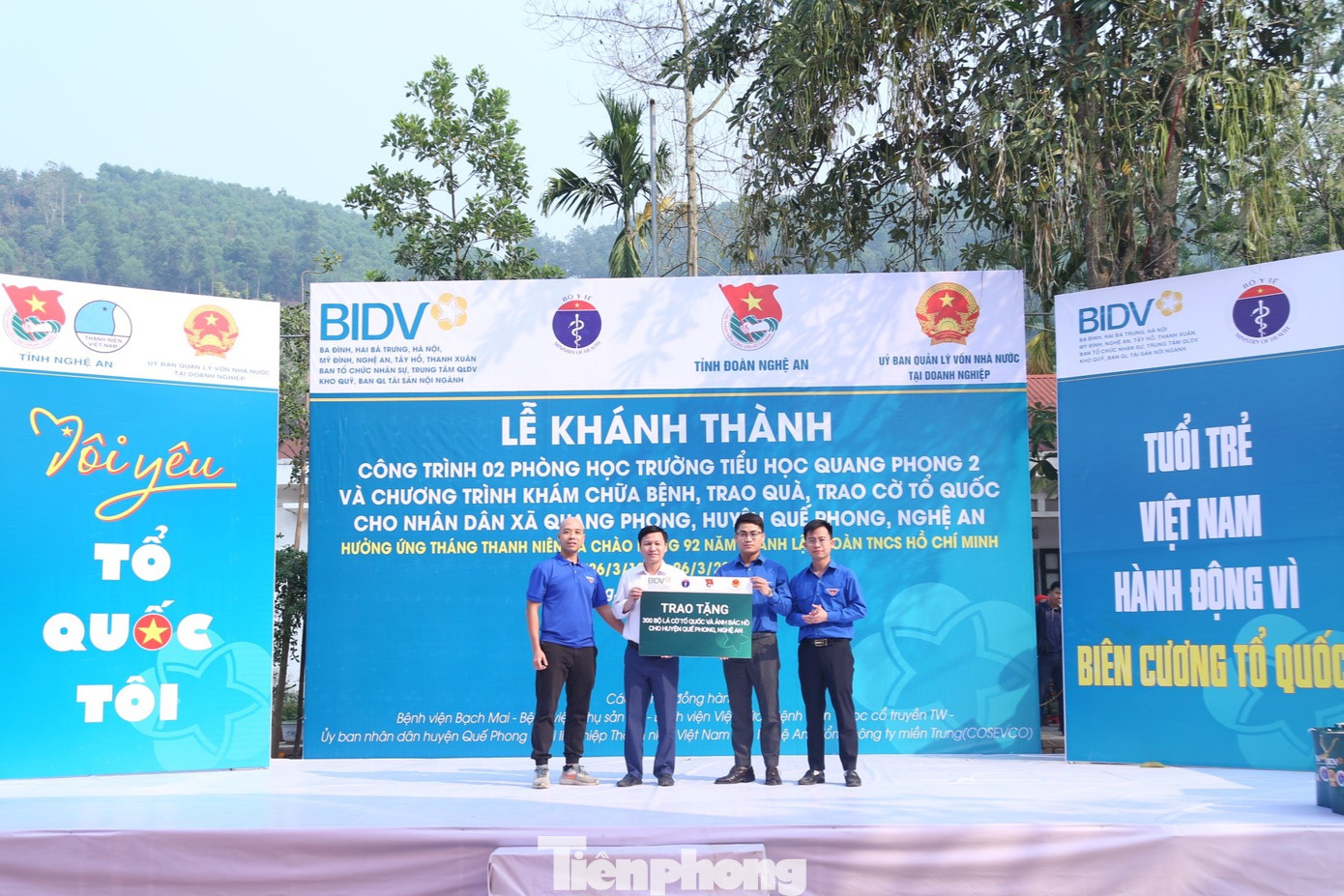 Trao tặng 300 lá cờ Tổ quốc và 300 bộ ảnh của Bác Hồ cho các gia đình thụ hưởng chương trình “vận động, hỗ trợ xây dựng, sửa chữa nhà cho người nghèo, người có khó khăn về nhà ở trên địa bàn tỉnh Nghệ An” tại huyện Quế Phong. Ảnh: Thu Hiền