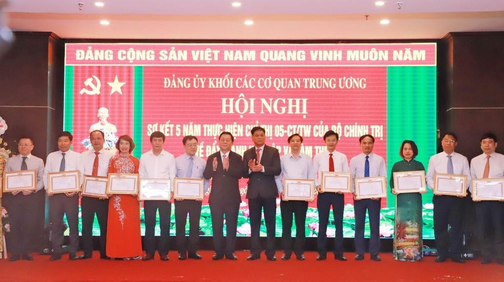 Ông Nguyễn Trọng Nghĩa - Trưởng Ban Tuyên giáo Trung ương và ông Huỳnh Tấn Việt - Bí thư Đảng ủy Khối các cơ quan Trung ương trao Bằng khen cho các tập thể có thành tích xuất sắc trong học tập và làm theo tấm gương đạo đức Hồ Chí Minh.