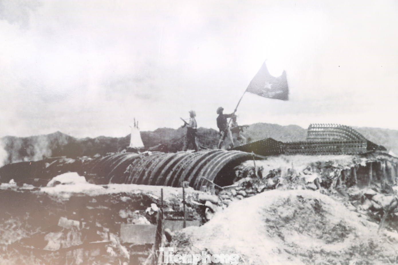 Dưới sự lãnh đạo sáng suốt, tài tình của Đảng và Chủ tịch Hồ Chí Minh, tài thao lược của Đại tướng, Tổng Tư lệnh Võ Nguyên Giáp... trải qua 56 ngày đêm khoét núi, ngủ hầm, mưa dầm, cơm vắt, máu trộn bùn non, bộ đội Việt Nam đã đoàn kết một lòng, vượt lên mưa bom, bão đạn, cắm lá cờ Quyết chiến, Quyết thắng trên nóc hầm Đờ Cát, làm nên chiến thắng lịch sử Điện Biên Phủ "lừng lẫy năm châu, chấn động địa cầu" ngày 7/5/1954, kết thúc 9 năm trường kỳ kháng chiến chống thực dân Pháp (1945-1954), buộc thực dân Pháp phải ký kết Hiệp định Giơ-ne-vơ về chấm dứt chiến tranh, lập lại hòa bình ở Đông Dương.