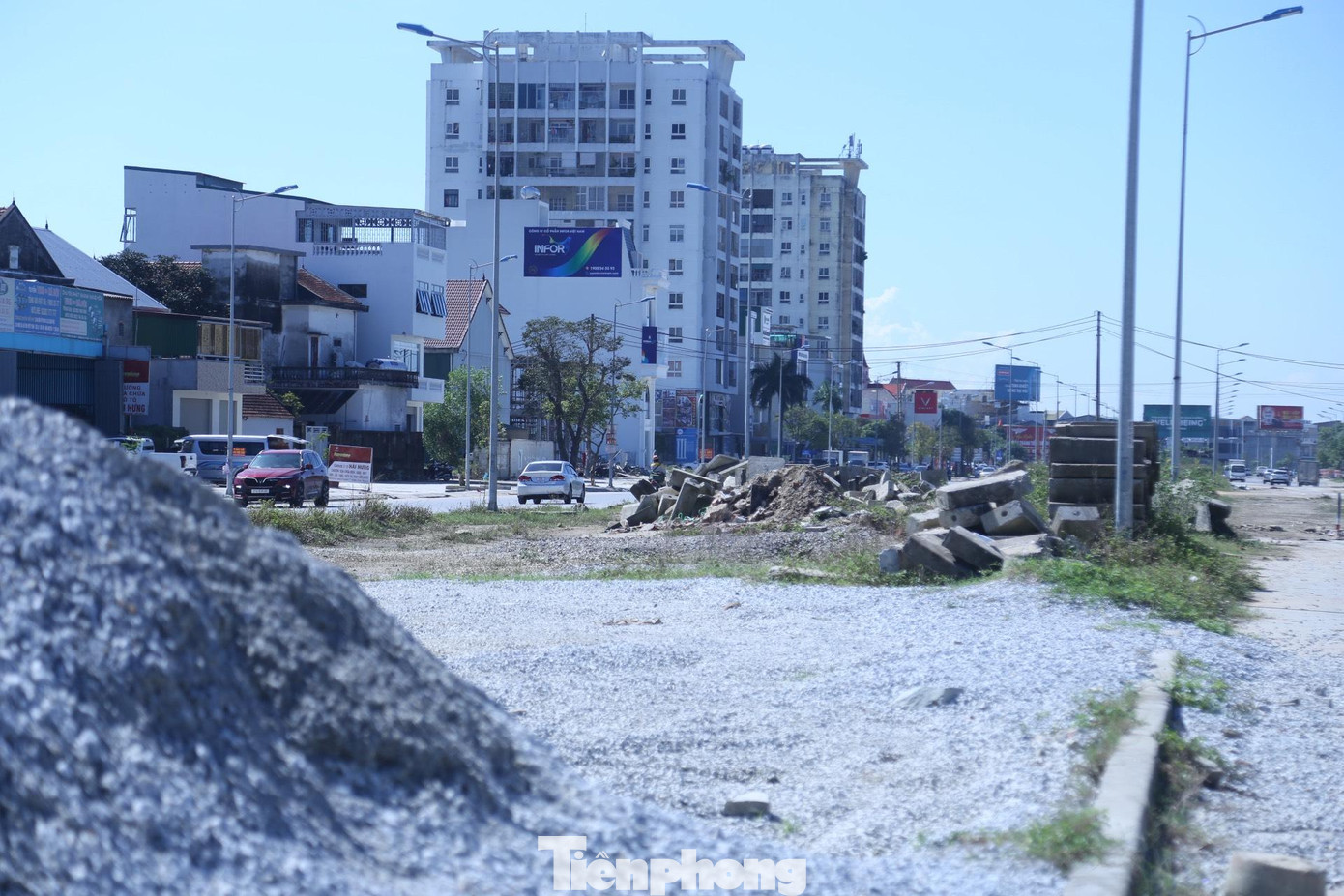 Dự án được giao cho Ban Quản lý các dự án Xây dựng dân dụng và Kỹ thuật hạ tầng đô thị tỉnh Nghệ An làm chủ đầu tư (thuộc Sở Xây dựng), nay là Ban Quản lý dự án Đầu tư xây dựng các công trình dân dụng và Công nghiệp tỉnh Nghệ An (thuộc UBND tỉnh Nghệ An). Nhà thầu thi công là Công ty TNHH Thanh Thành Đạt (có trụ sở tại thành phố Vinh), tiến độ hoàn thành trước ngày 19/5/2005.