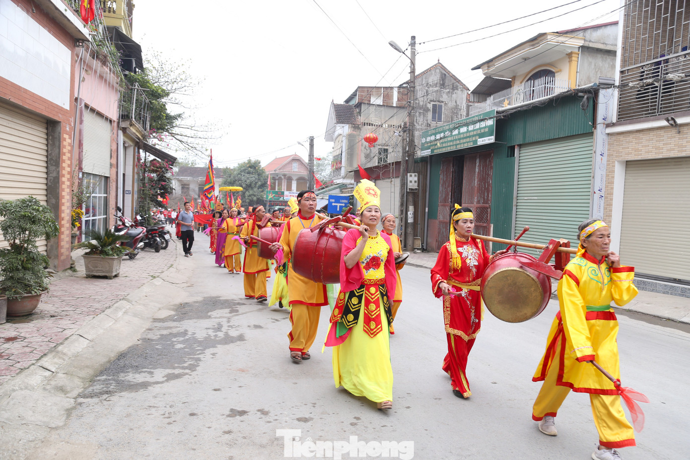 Từ đền Vua Mai, đoàn rước nước khởi hành tiến ra bến sông Lam. Từ đền Vua Mai, đoàn rước nước khởi hành tiến ra bến sông Lam.