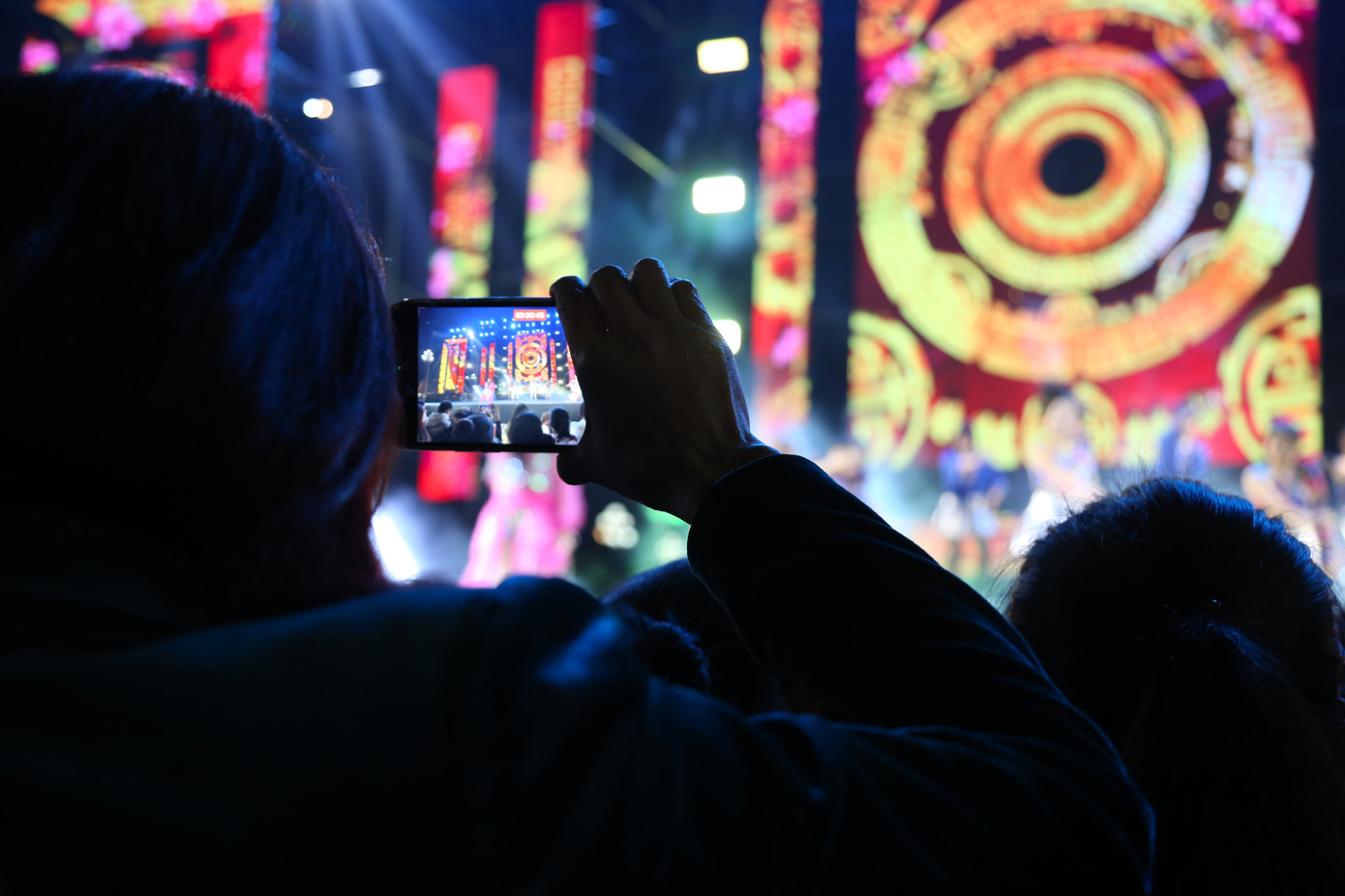 Nhiều bạn trẻ dùng điện thoại ghi lại những khoảnh khắc ấn tượng của đêm hội Nhiều bạn trẻ dùng điện thoại ghi lại những khoảnh khắc ấn tượng của đêm hội