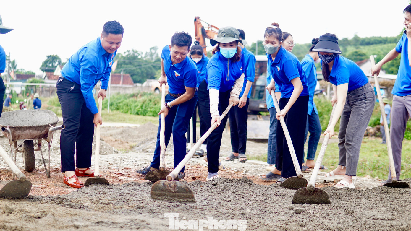Các hoạt động hưởng ứng tập trung vào các nội dung như Triển khai các đội hình tư vấn, hỗ trợ, hướng dẫn người dân tham gia đăng ký, kích hoạt định danh điện tử và thực hiện dịch vụ công trực tuyến, thanh toán trực tuyến, các thủ tục hành chính. Tổ chức các phiên tòa lưu động, phiên toà giả định, các buổi tuyên truyền pháp luật tại địa bàn dân cư. Tổ chức các đội hình tình nguyện phối hợp với Tổ công nghệ số cộng đồng, đội hình trí thức trẻ chuyển giao khoa học kỹ thuật tại địa phương. Tổ chức các hoạt động an sinh xã hội, đền ơn đáp nghĩa, chăm lo cho thiếu nhi có hoàn cảnh khó khăn. Triển khai hoạt động khám, tư vấn sức khoẻ và cấp phát thuốc miễn phí.